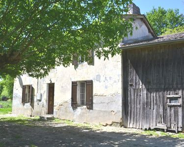 Maison en pierre à rénover située à Cours les Bains