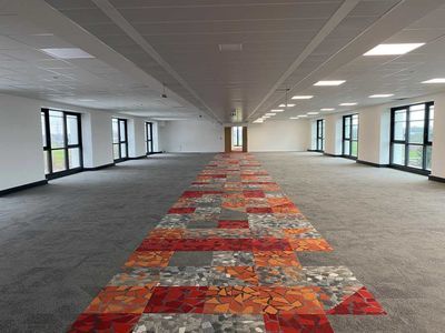 BUREAUX AVEC NOMBREUX PARKINGS !! - 2 280 m² divisibles à partir de 452 m²