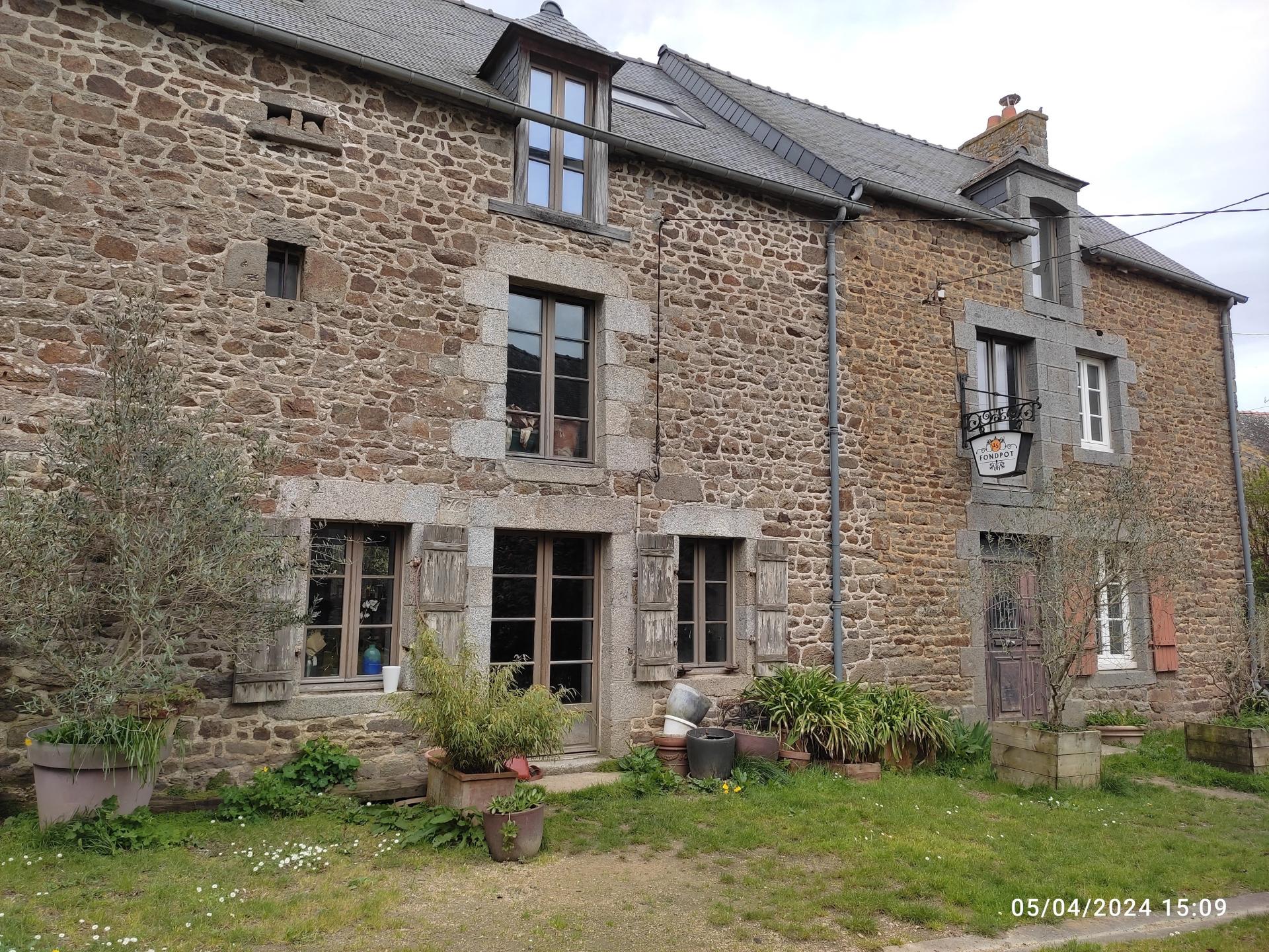 maison en pierretypique des villages de bord de rance