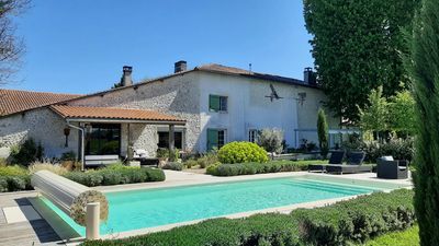 Spacieuse maison en pierre rénovée avec piscine et vue imprenabl 