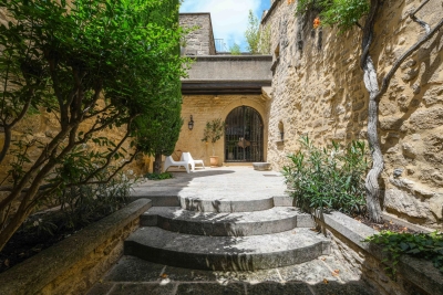 Charmante propriété de village, cour et terrasses 