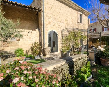 Tres belle maison de village en pierre avec jardin et garage