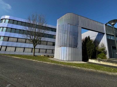 EN FAÇADE D'AUTOROUTE - 848 m² divisibles à partir de 212 m²