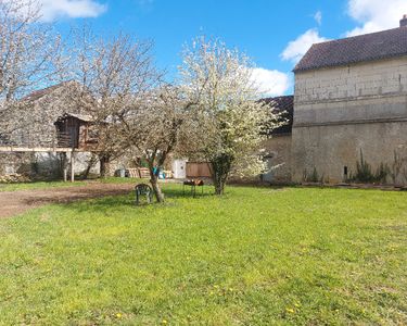 Grange avec jardin. Maison en pierres