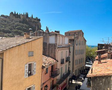 Appartement T2 de 37,5 m2 rénové situé en plein coeur de Cassis