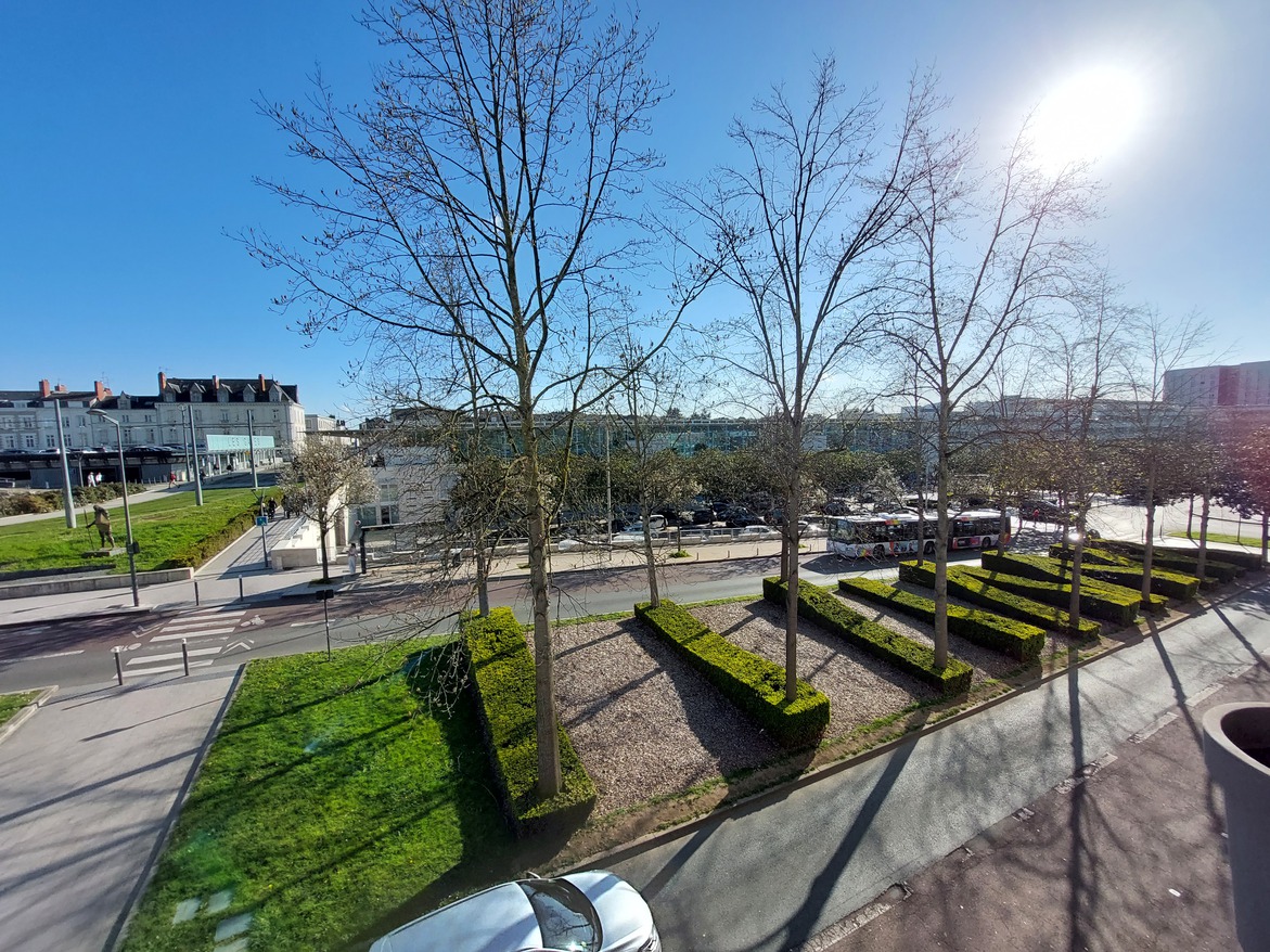 Appartement T3 avec grand balcon face à la gare SN