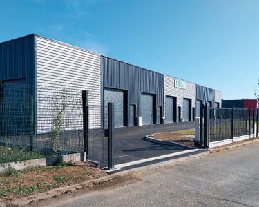 🌟 Location de Box de 90 m2 avec Parking Fermé près de Bergerac - 675 HT par Box 🚚