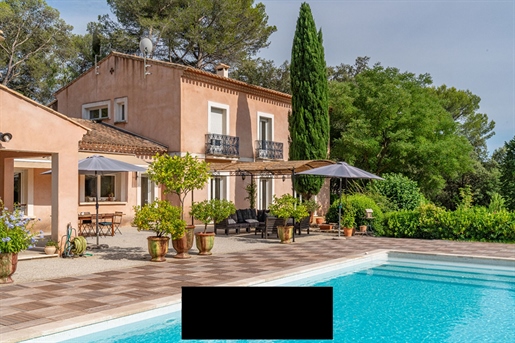 Voici une superbe villa d'architecte de style Bastide, nichée au coeur d'un magnifique et 