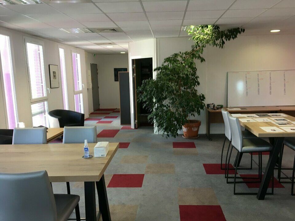 Location Bureau 211 m² à Le Cres 2 743 € CC /mois