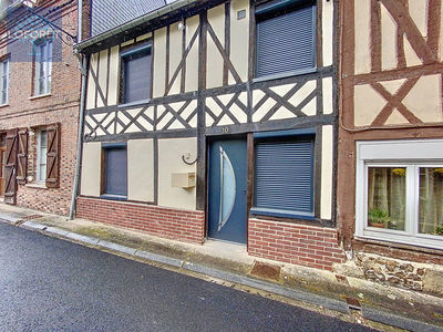 Maison de ville dans un bourg - proche des commerces - secteur Broglie