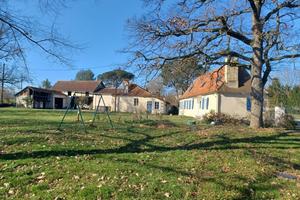 Maison bearnaise rénovée sur beau parc, gite et et dépendances