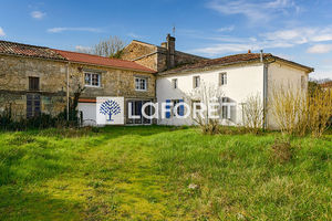 Maison ancienne à finir d'aménager de 164 m² avec dépendances située entre GEMOZAC (17260)et PO