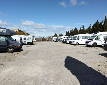 Location parking pour camping car - bateau sur remorque