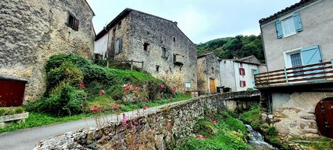 A 5 MN DE FOIX BELLE MAISON DE VILLAGE EN PIERRE A