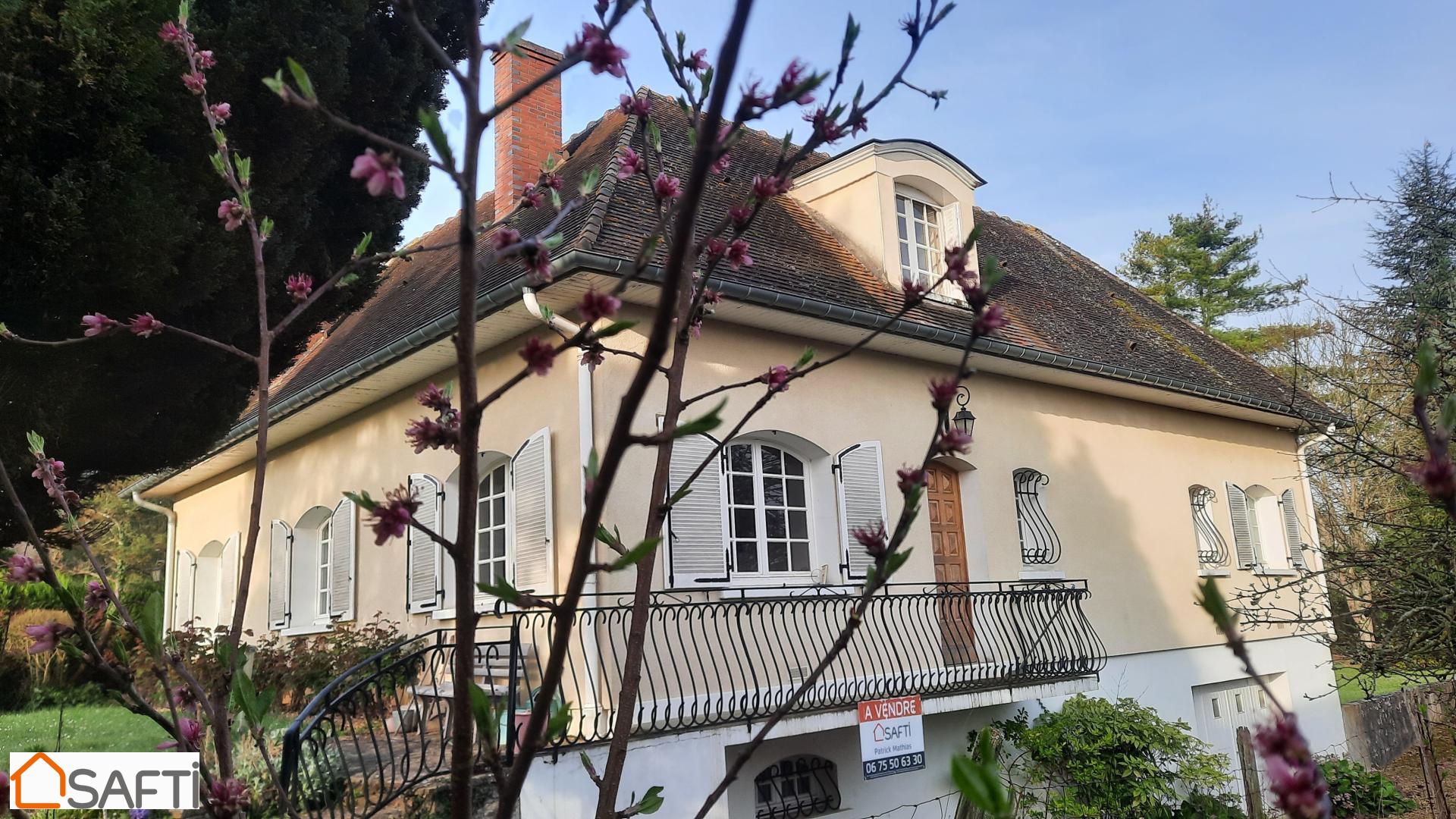 Propriété avec de beaux volumes sur un terrain plat arboré.