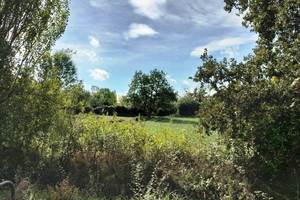 Forgues, terrain à bâtir de 1575 m² avec chemin d'accès.