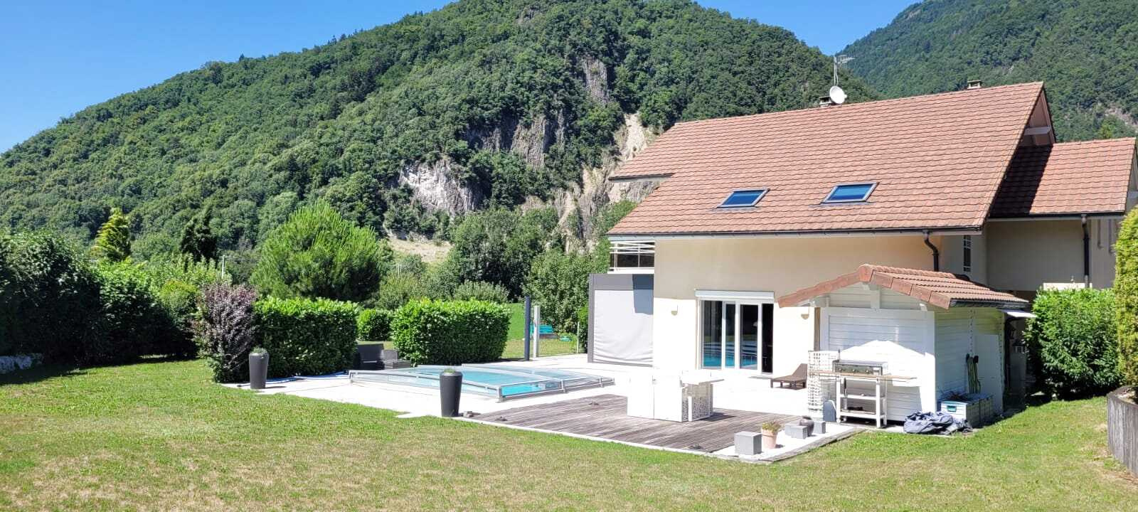 Grande villa avec piscine sur terrain de 2095m2