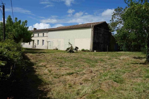 Maison en pierre avec grandes dépendances