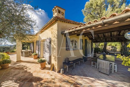 Châteauneuf-Grasse, magnifique villa provençale avec vue panoramique.