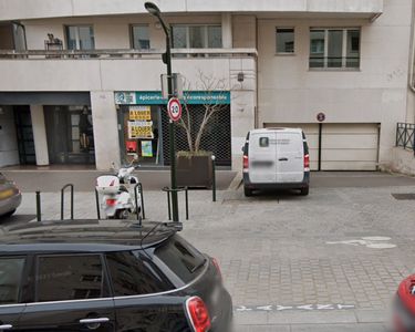 Plein centre - Large place de parking en sous sol - Résidence Saint Gilles