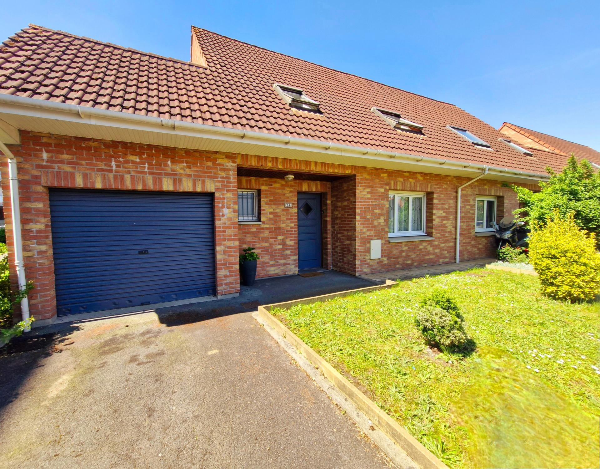 Charmante Maison Semi-Individuelle avec Jardin et Garage 