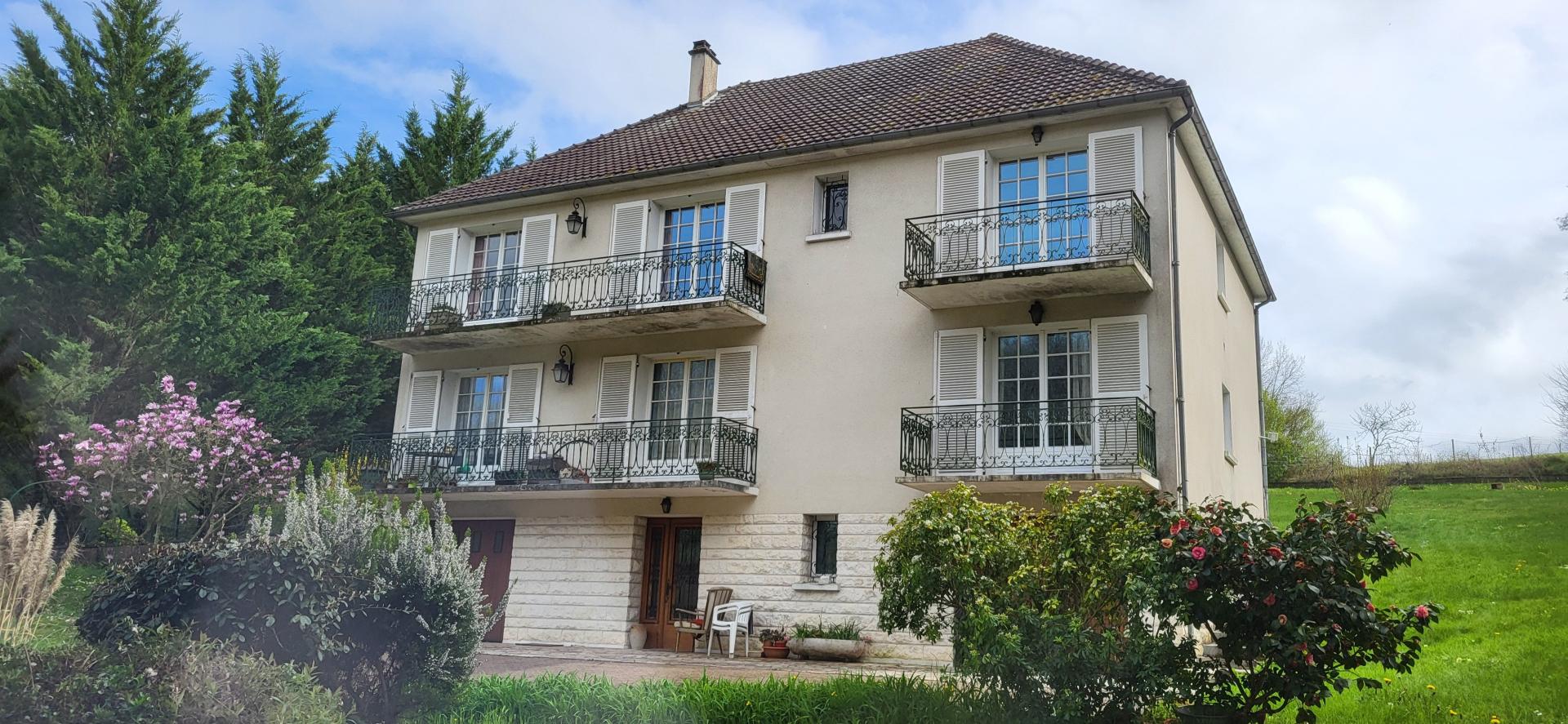 Grande maison avec 2 appartements terrain 2000 m2