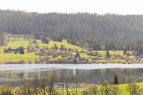 Triplex avec son balcon et sa vue sur le lac Saint-Point