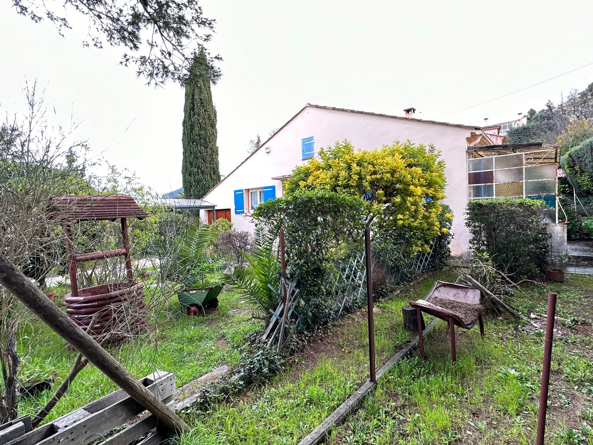 - TOULON-OUEST - VILLA PLAIN PIED - GARAGE - 800M2 TERRAIN