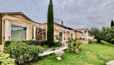 PLAIN PIED - VOLUMES - PISCINE INTERIEURE - GARAGE - TERRAIN PAYSAGE - AU CALME