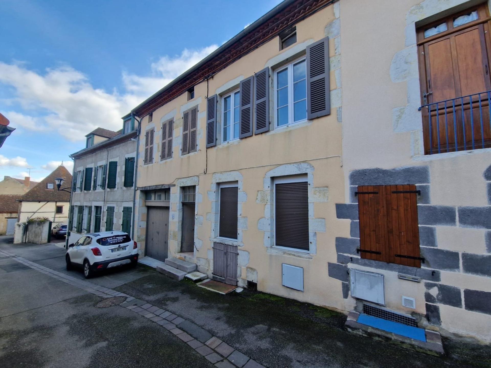 Maison avec cour, garage, 4 logements possible