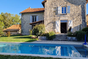 Magnifique domaine en pierre avec un gîte, 2 granges d'env. 210m2, piscine