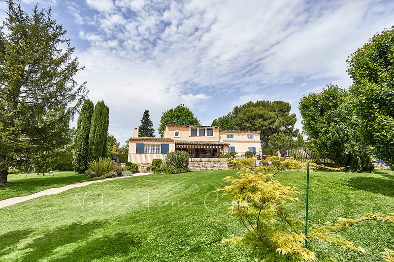 Magnifique propriété à 10 mn au nord ouest d'AIX EN PROVENCE