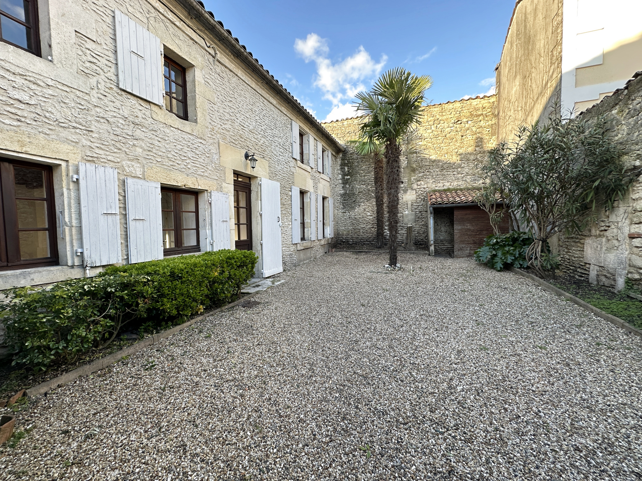 A louer à COGNAC - Maison de ville - 4 pièces - 116m2 