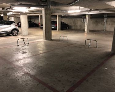 2 places de parking sécurisées - metro 8 Pointe du Lac