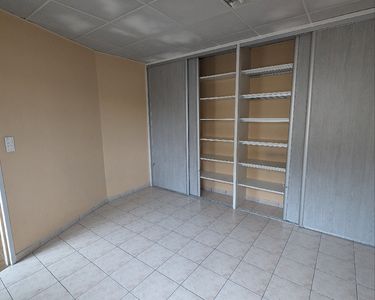 Immobilier professionnel Location Neufchâteau  95m² 650€