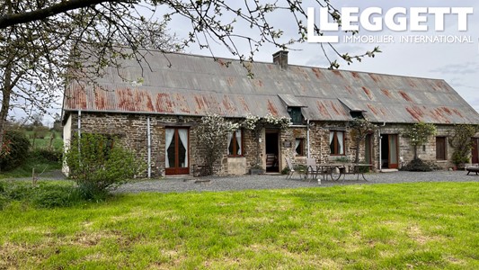 Jolie longère/cottage en pierre, située dans un hameau tranquille mais à seulement 12 km de la vi