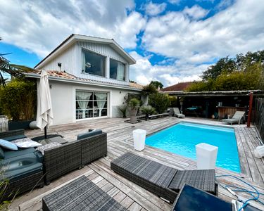 Villa Moderne tout confort à vendre à LE PORGE 33680