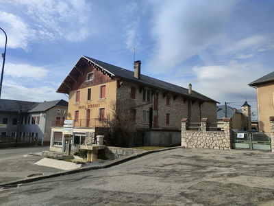 ancien hotel avec dépendances