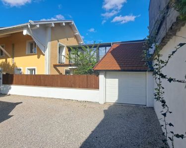 Vancia/belle maison de ville avec sa terrasse arboréee + un studio séparé