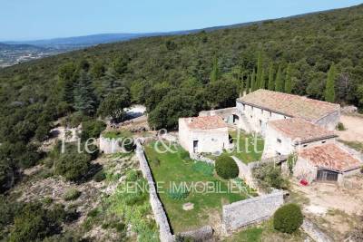 Beau domaine provençal de 15 hectares avec vue panoramique