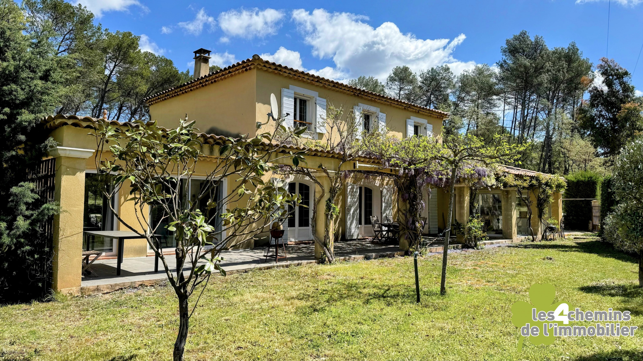 A vendre Sur 4000 m2 avec piscine, villa 6 pièces d'environ 