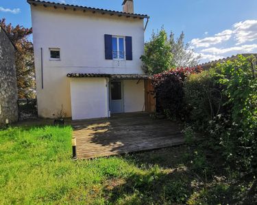 Carignan de bordeaux maison de village avec jardinet