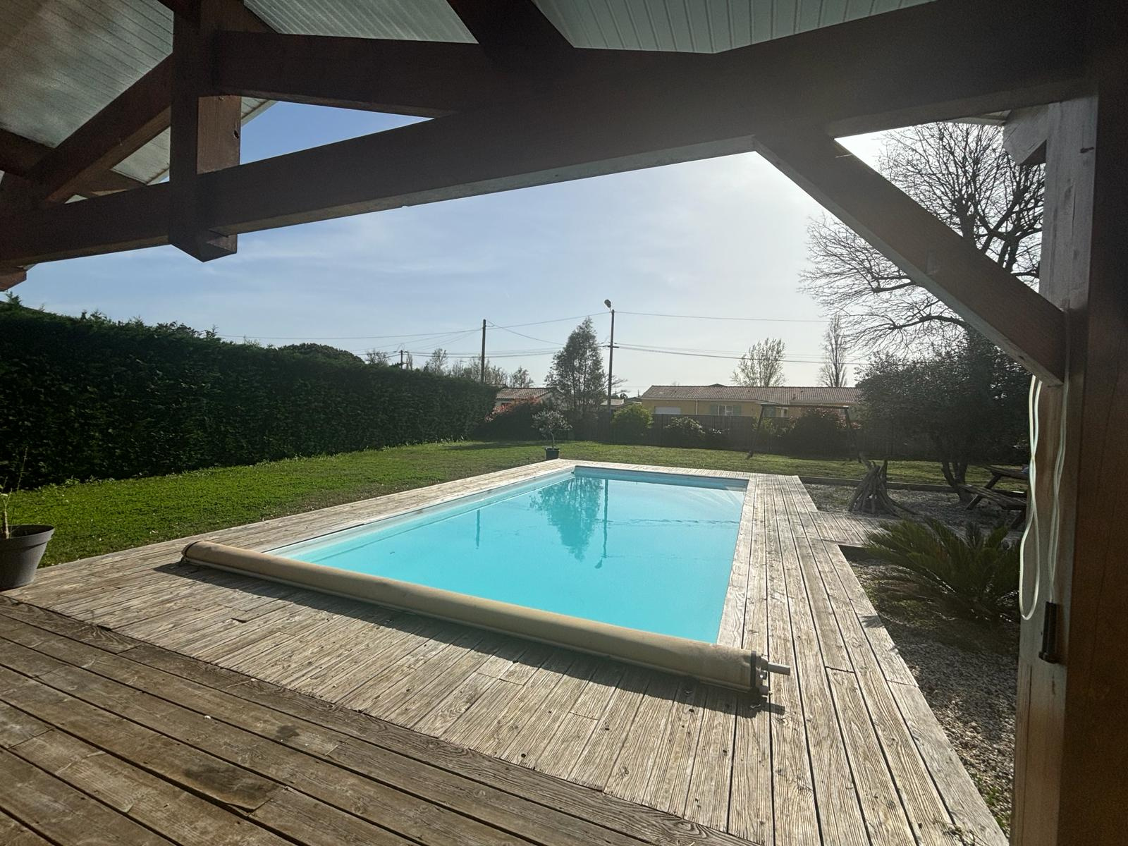 JOLIE MAISON CONTEMPORAINE AVEC JARDIN, PISCINE À 5 MN DE ST