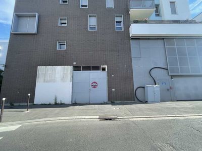 Entrepôts - A VENDRE OU A LOUER - 600 m² non divisibles