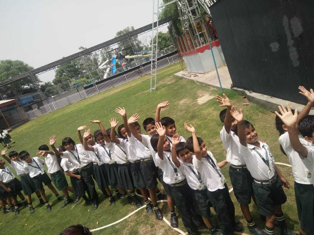 APS Students In MG Club Enjoying Picnic