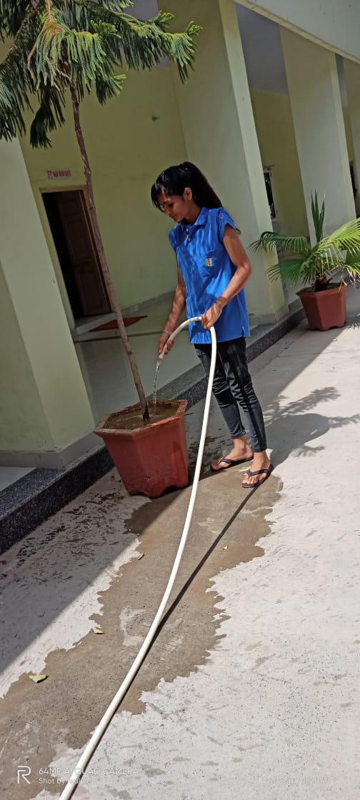 महाविद्यालय के एन. सी. सी. गर्ल्स कैडेट्स द्वारा दिनांक 08.07.2021 को महाविद्यालय कैंपस में सफाई अभियान चलाया I