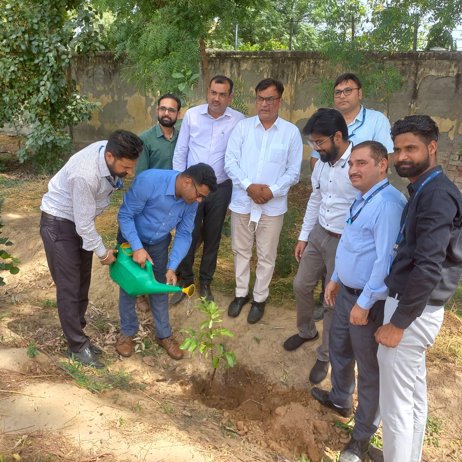 फतेहाबाद के एमएम कॉलेज में एचडीएफसी बैंक द्वारा आयोजित पौधारोपण कार्यक्रम का शुभारंभ करते नगराधीश सुरेश कुमार