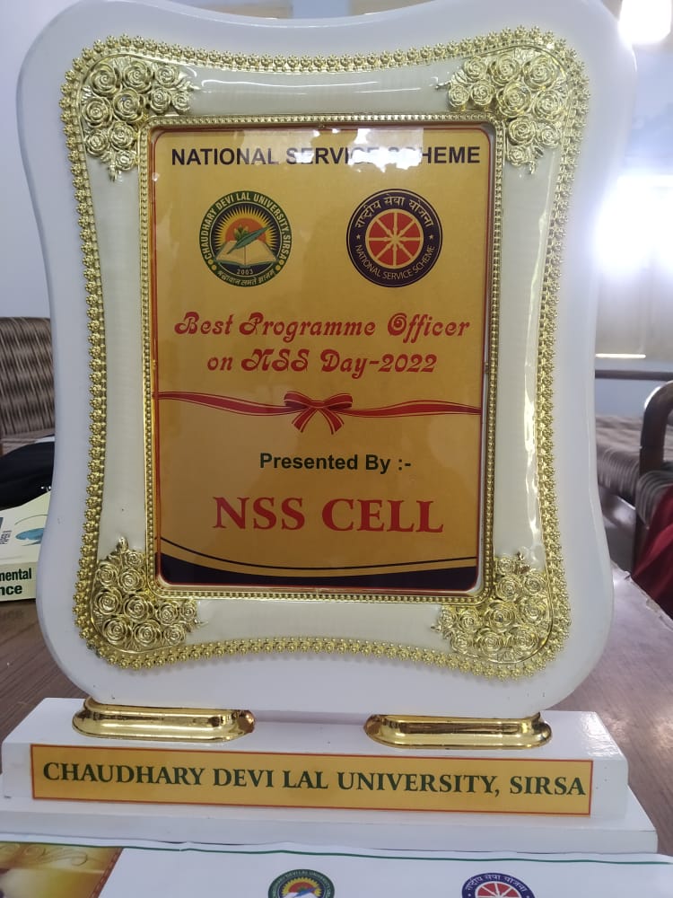 Dr. Tripta Mehta, Associate Professor of English, M. M. P.G. College Got Best Programme Officer Award on NSS Day from NSS Cell, at C.D.L.U., Sirsa