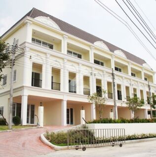 เดอะ เวลลิงตัน ทาวน์โฮม ศรีนครินทร์ The Wellington Townhome Srinakarin