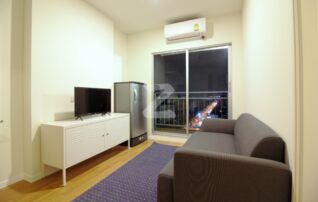 ห้องนั่งเล่น พร้อมทีวี ตู้เย็น
Living Room with Fridge and TV